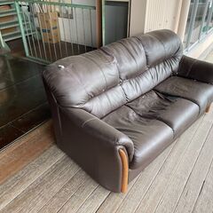 差し上げます　中古品　3人用ソファ　合成皮革　ダークブラウン色　...