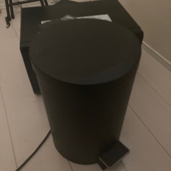 ペダル式ゴミ箱　黒の画像