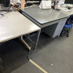 事務机　オフィス家具　緊急　デスク６台あります