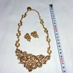 ★豪華ゴールドカラー、ネックレスとイヤリングのセット、箱はサービスです、装飾共綺麗です、★プロフィール必読ですの画像