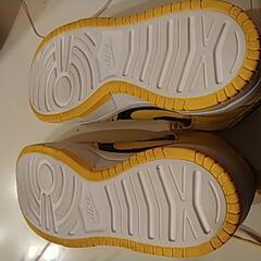 明日までです 最終値下げです いない場合はリサイクルショップに出します 美品 NIKEカラー黄色と黒の靴の画像