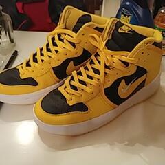 明日までです 最終値下げです いない場合はリサイクルショップに出します 美品 NIKEカラー黄色と黒の靴の画像