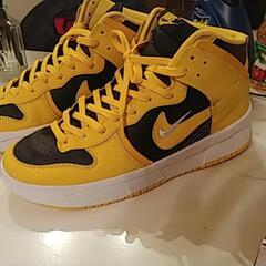 明日までです 最終値下げです いない場合はリサイクルショップに出します 美品 NIKEカラー黄色と黒の靴の画像