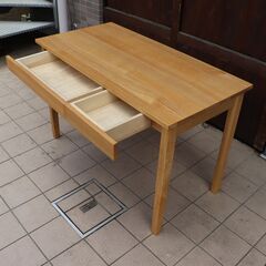 稀少なタモ材を使用した無印良品のパーソナルデスク。シンプルで