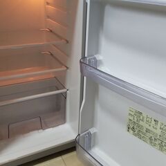 （土日で決まらなかったら処分に出します）SHARP 2ドア冷蔵庫118L 2013年製 SJ-H12Wの画像