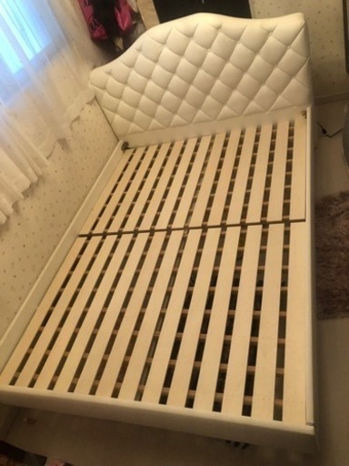 【お渡し先決定済】おしゃれな革製 白 ダブルベッド フレーム