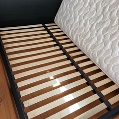クイーンサイズ　ベットフレーム　の画像