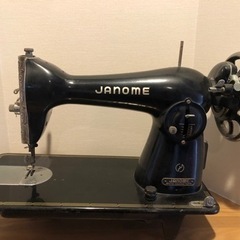 アンティーク　レトロなミシン　インテリアにいかがでしょうか？