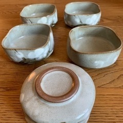 四角い食器の画像