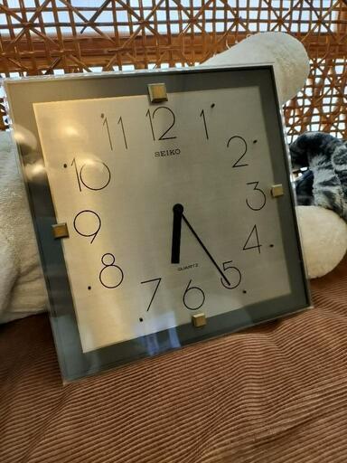 秒針なしの掛け時計