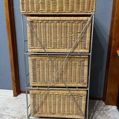 〈お取引中〉籐カゴの収納棚の画像