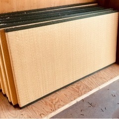 無料です‼︎ どなたがもらってください‼︎ 解体から出た畳12枚、タタミ、使えそうな物から汚れた物も混在してます。の画像