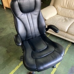 オフィスチェア　黒色　椅子の上であぐらをかけます。