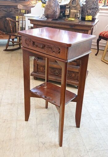 アンティーク家具 サイドテーブル 彫刻細工 葡萄柄 引出し付き 飾り台 花台 置物台 ブラウン 検) ロイズ アンティークス■横幅46cm×奥行31.5㎝×高さ81㎝■近隣配送無料 買取帝国 朝霞店