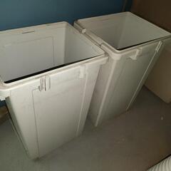 屋外用ゴミ箱2つの画像