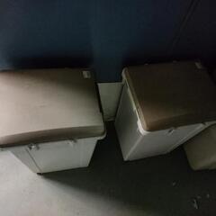 屋外用ゴミ箱2つの画像