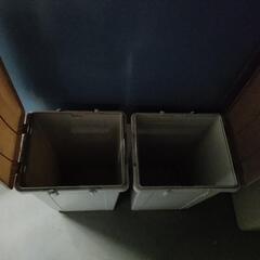 屋外用ゴミ箱2つの画像
