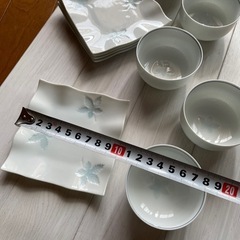 湯呑と銘々皿の画像