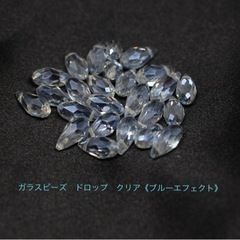 ガラスビーズ《ドロップ　クリア　ブルーエフェクト》の画像