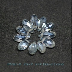 ガラスビーズ《ドロップ　クリア　ブルーエフェクト》
