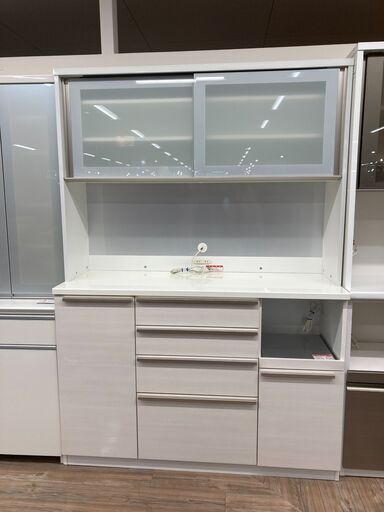 シンプルなホワイトカラー髙橋木工所のレンジボードが入荷しました。