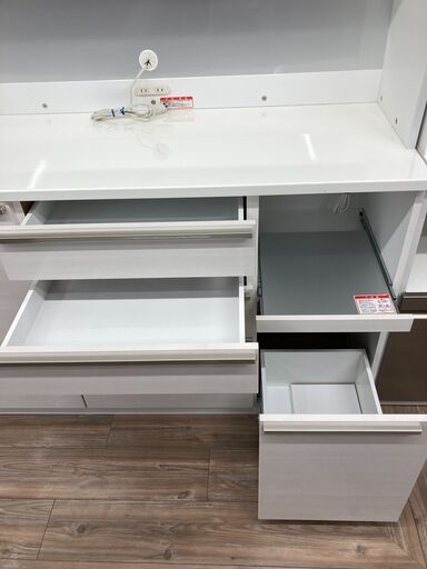 シンプルなホワイトカラー髙橋木工所のレンジボードが入荷しました。