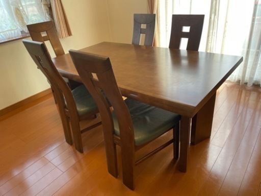 カリモク家具のダイニングテーブルです