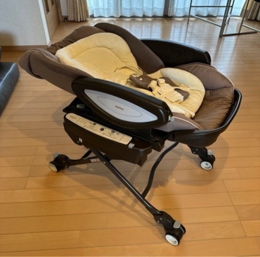 アップリカ　ユラリズム　オート　電動バウンサー