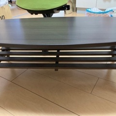 椅子とテーブルの画像