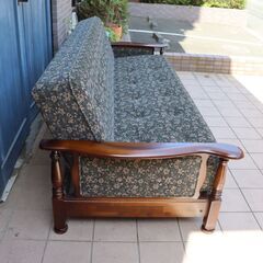 Karimoku(カリモク家具)のCOLONIAL(コロニアル)シリーズ カントリースタイルのソファーベッドです。来客や別荘などで活躍する便利な3人掛けソファー！！DD321の画像