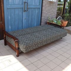 Karimoku(カリモク家具)のCOLONIAL(コロニアル)シリーズ カントリースタイルのソファーベッドです。来客や別荘などで活躍する便利な3人掛けソファー！！DD321の画像