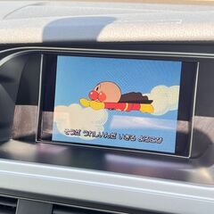 神奈川【自社ローン】保証人無可★全国対応★アウディ A4【2.0TFSIクワトロ】アイドリングストップ/パドルシフト/走行中TV映ります/ハーフレザーシート/バックカメラ/パワーシート/DVD再生/クリアランスソナー/ウインカー付きドアミラー/HID/フォグランプ/フルフラットの画像