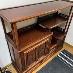 木彫りのアンティークサイドボードの画像