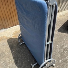 ●折りたたみベッド　ブルー●あげますの画像