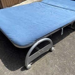 ●折りたたみベッド　ブルー●あげますの画像