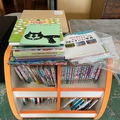【近々処分します】絵本やマンガと収納棚になります😊全部まとめて😁