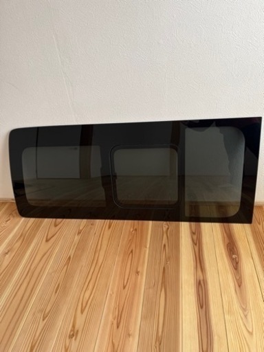 ハイエース200系　リアサイドガラス　小窓付き