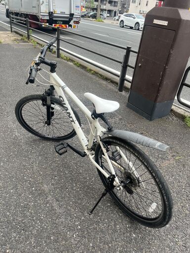 リサイクルショップどりーむ天保山店　No644　自転車　クロスバイク　GIANT　26インチ　21段ギア(3×7)　白色　15919T　早い者勝ち♪