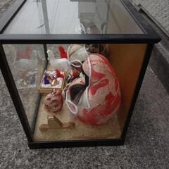 人形ケース　人形類　ケース幅約４３cm　高さ約３４cmの画像