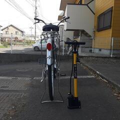 自転車　26インチ　バイカラー（黒／シルバー）ツーロック、空気入れ付きの画像
