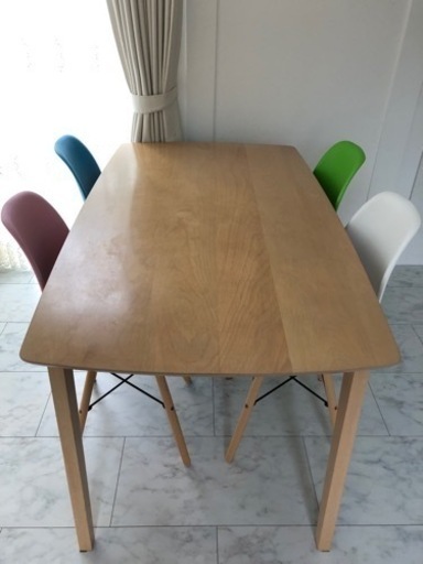 ダイニングテーブルとイス4脚