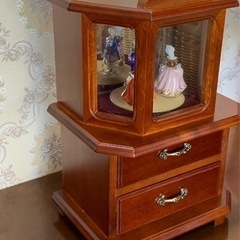 【再値下:未使用品】お人形が踊るオルゴールつきの宝石箱の画像