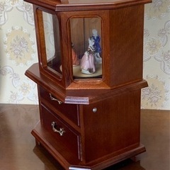 【再値下:未使用品】お人形が踊るオルゴールつきの宝石箱の画像