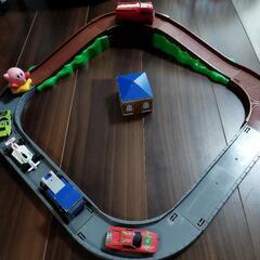 ミニカー4台と道路、カービィの画像