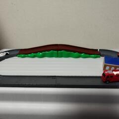 ミニカー4台と道路、カービィの画像