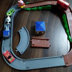 ミニカー4台と道路、カービィの画像