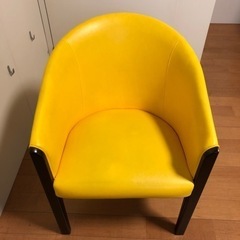黄色椅子の画像