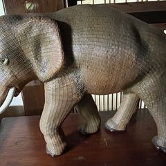 象の置き物3体（木製と籘製品）の画像