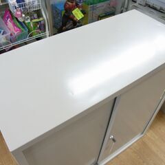 スチール収納庫 カギ付き 幅88高さ88㎝ 棚板1枚 オフィス家具 スチールキャビネット 引き戸 西岡店の画像