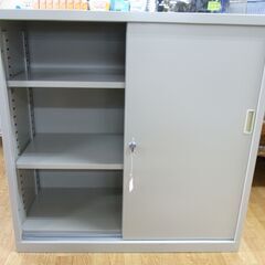 スチール収納庫 カギ付き 幅88高さ88㎝ 棚板2枚 オフィス家具 スチールキャビネット 引き戸 西岡店の画像